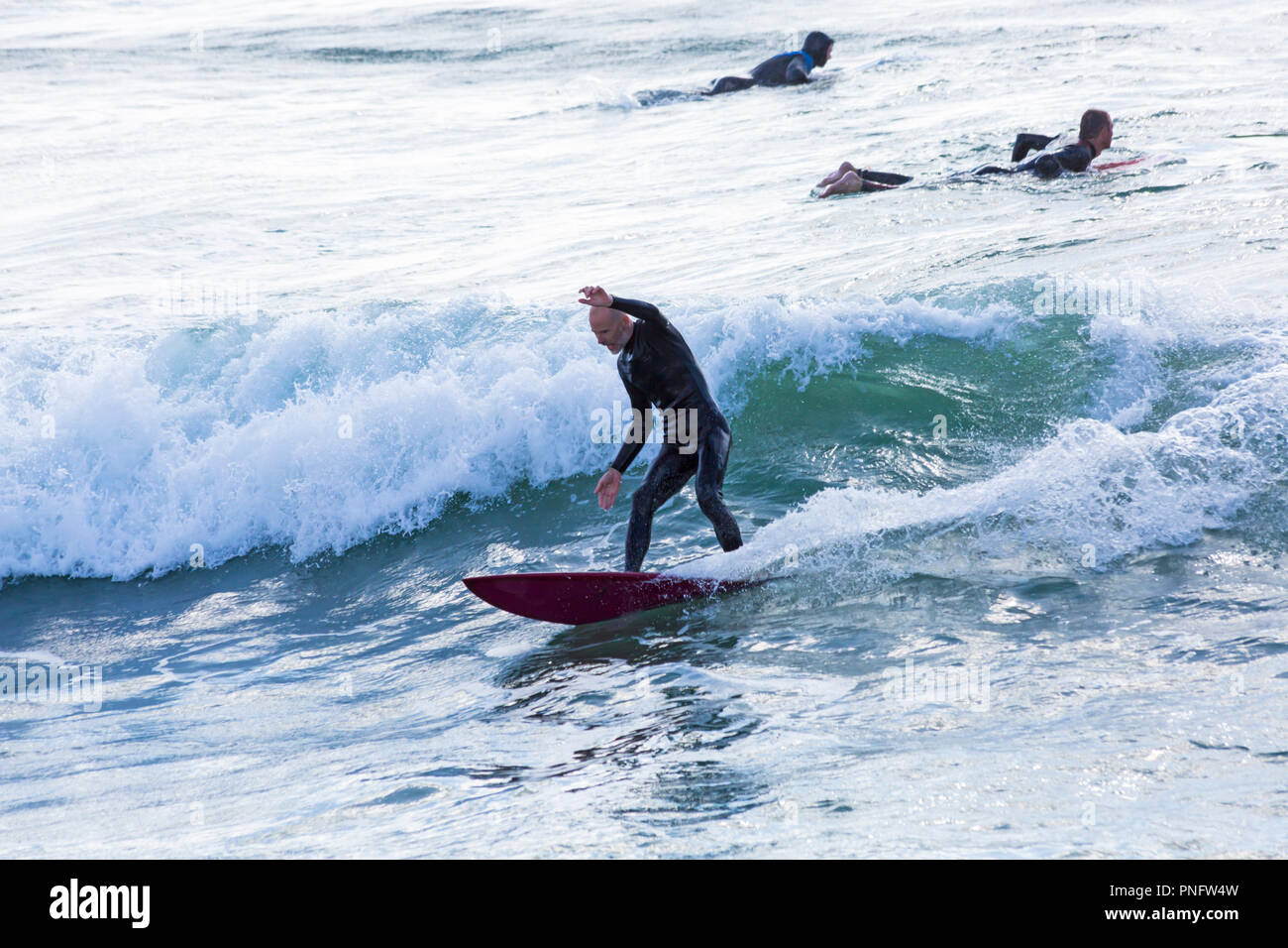 Bournemouth Dorset, Regno Unito. Xxi Sep 2018. Regno Unito: meteo soleggiato e ventoso a Bournemouth, anche se il vento non è così forte come per tutta la notte. Testa di visitatori alla spiaggia per godervi il sole e il vento. Surfers godere di grandi onde. Credito: Carolyn Jenkins/Alamy Live News Foto Stock