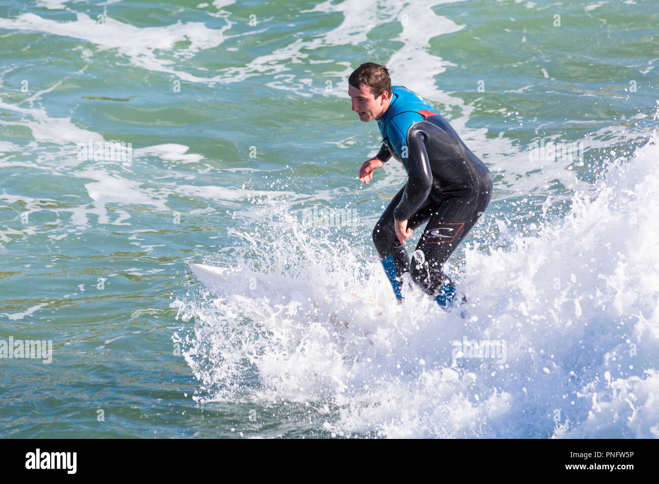 Bournemouth Dorset, Regno Unito. Xxi Sep 2018. Regno Unito: meteo soleggiato e ventoso a Bournemouth, anche se il vento non è così forte come per tutta la notte. Testa di visitatori alla spiaggia per godervi il sole e il vento. Surfers godere di grandi onde. Credito: Carolyn Jenkins/Alamy Live News Foto Stock