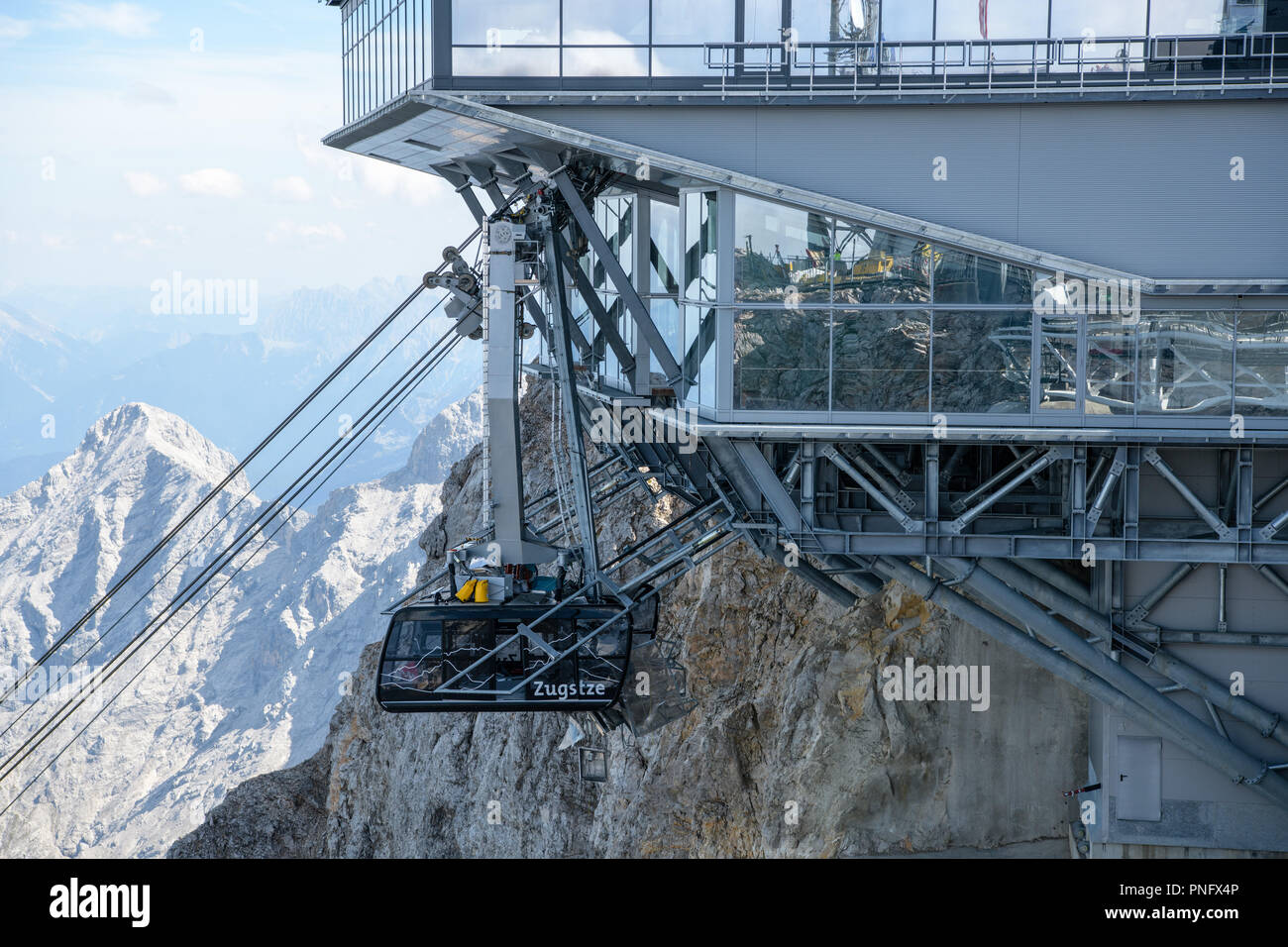 Grainau, Baviera. Xxi Sep, 2018. La gondola di Zugspitz funivia che ha avuto un incidente appeso alla stazione superiore dello Zugspitze dopo il salvataggio. Nemmeno i tre quarti di un anno dopo la messa in funzione, un incidente durante un esercizio di routine paralizzato il nuovo Zugspitz funivia. Un cestello di salvataggio era scivolato su uno dei due nuova funivia cabine durante l'esercizio. Credito: Matthias esitano di fronte/dpa/Alamy Live News Foto Stock
