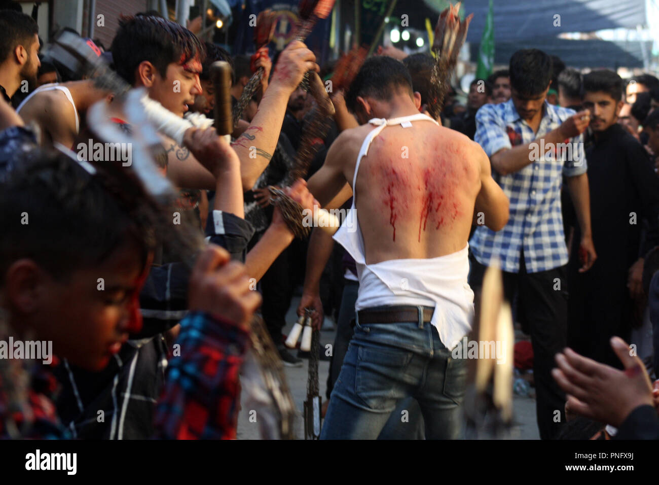 Srinagar Kashmir 21.settembre del Kashmir sciita i flagellati musulmano se stesso con lame , durante un rituale per commemorare il martirio di Imam Hussain, il nipote di Islam il Profeta Maometto. Musulmani sciiti mark Ashura, il decimo giorno del mese di Muharram per commemorare il martirio di imam Hussein, il nipote del Profeta Maometto, durante la Battaglia di Karbala .Muharram processioni del 8 e Ashura sono vietate in Srinagar dall inizio 90Õs.©Sofi Suhail/Alamy Live News Foto Stock