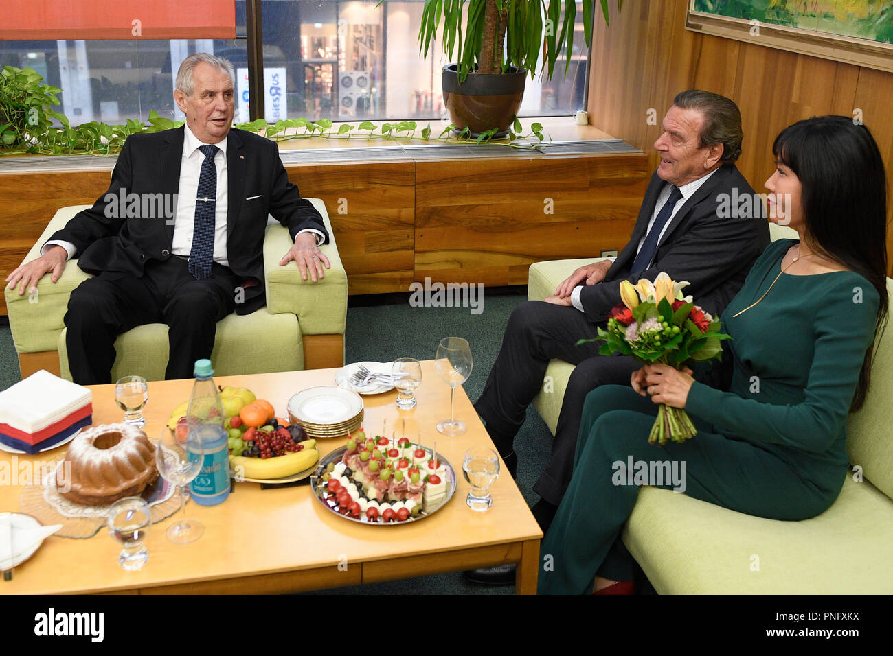 Il presidente ceco Zeman (sinistra) si incontrano con l'ex cancelliere tedesco Gerhard Schroder (centro), all'interno di Zeman la visita ufficiale della Germania, il Venerdì, 21 settembre 2018 a Berlino, Germania. (CTK foto/Ondrej Deml) Foto Stock