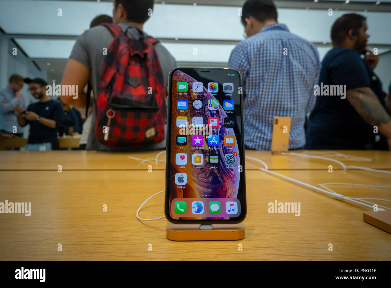 New York, Stati Uniti d'America. Il 21 settembre 2018. I clienti in un Apple store nel WTC Trasporto Hub in New York provare il nuovo iPhone XS su Venerdì, Settembre 21, 2018 il primo giorno sono andato sulla vendita. I nuovi telefoni, tanto atteso da iPhone drooling aficionados, vendere per una sbalorditiva $999 per la XS e $1099 per XS Max con la Max avente un 6.5 pollici display. (Â© Richard B. Levine) Credito: Richard Levine/Alamy Live News Credito: Richard Levine/Alamy Live News Foto Stock