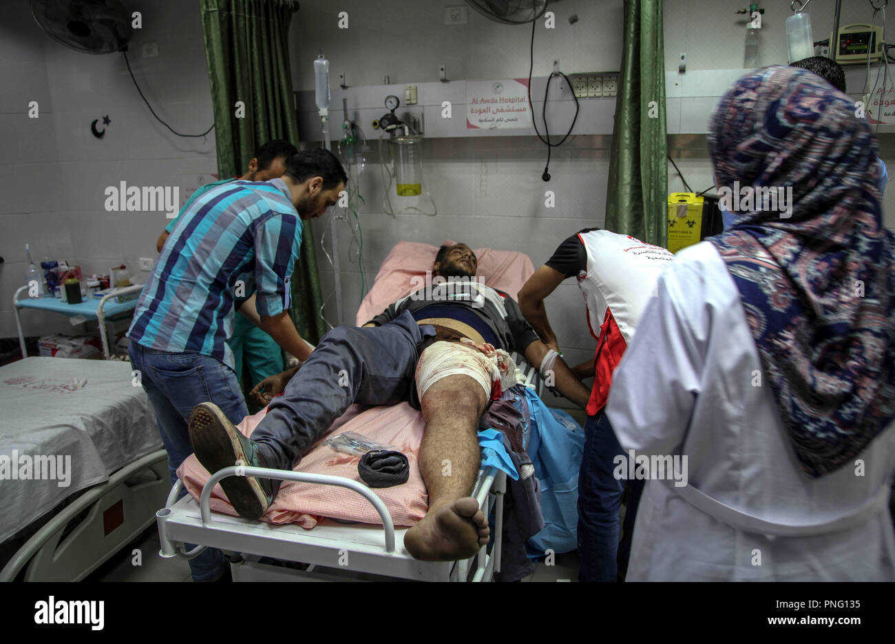 La striscia di Gaza e la striscia di Gaza, Territori palestinesi. Xxi Sep, 2018. Un uomo palestinese che è stato ferito dalle truppe israeliane durante scontri al confine Israel-Gaza, in una tenda di protesta della città dove i Palestinesi rivendicano il diritto di tornare nella loro patria, riceve il trattamento in un ospedale, nel nord della Striscia di Gaza il 21 settembre 2018 Credit: Ramez Habboub APA/images/ZUMA filo/Alamy Live News Foto Stock