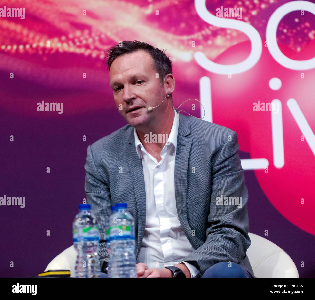 Jamie Hindhaugh, di BT Sport, discutendo "tecnologia nello sport", sul palco principale al New Scientist Live Foto Stock