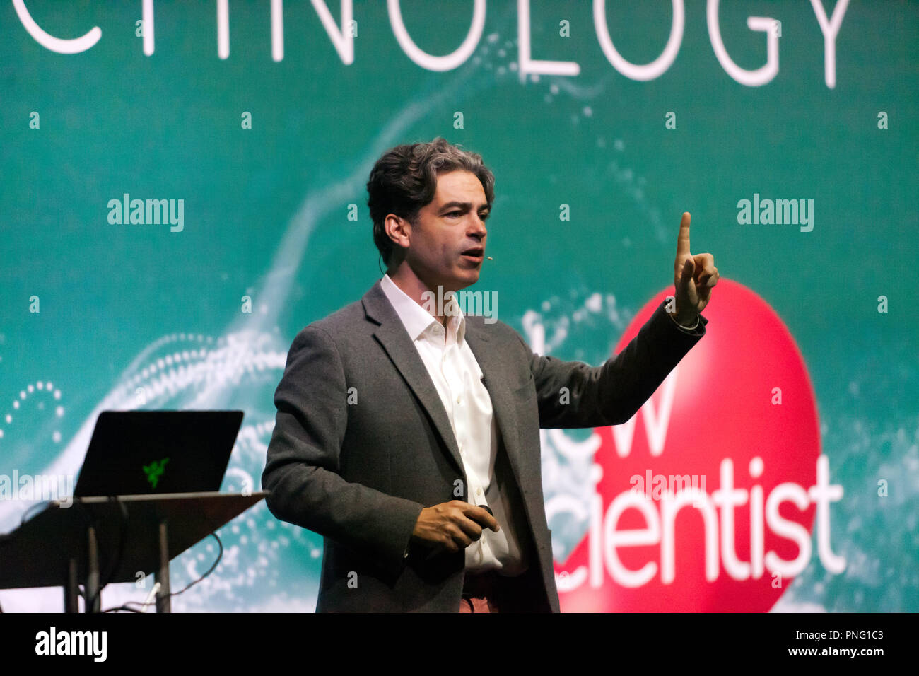 Il chimico, Lee Cronin ci dice come presto saremo in grado di fare i computer veloci con le sostanze chimiche, sulla fase tecnologica, a New Scientist Live Foto Stock