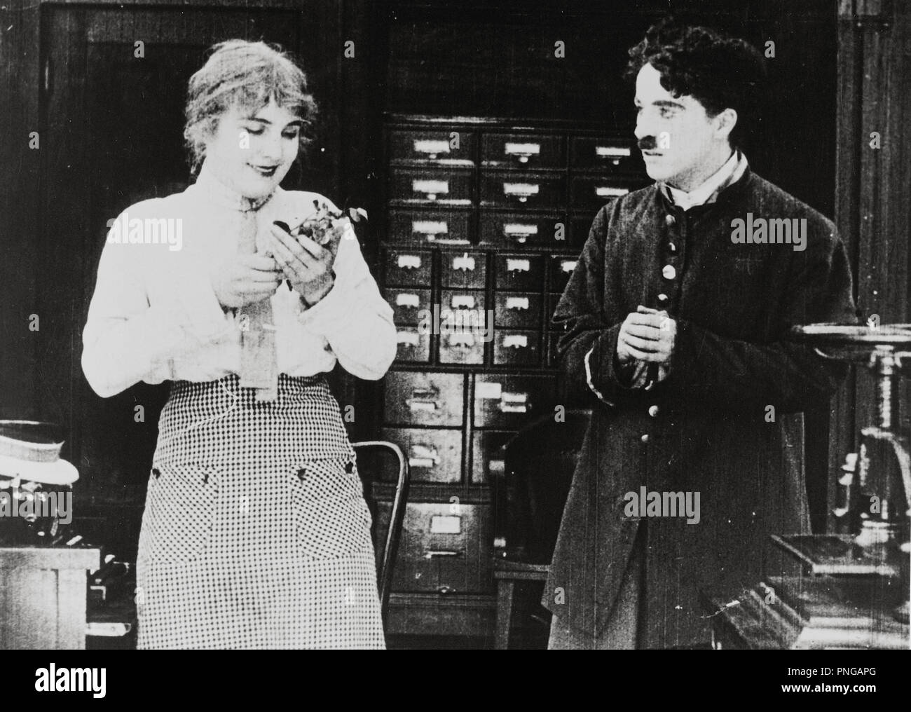 Pellicola originale titolo: LA BANCA. Titolo inglese: LA BANCA. Anno: 1915. Direttore: Charlie Chaplin. Stelle: Charlie Chaplin. Credito: ESSENAY / Album Foto Stock