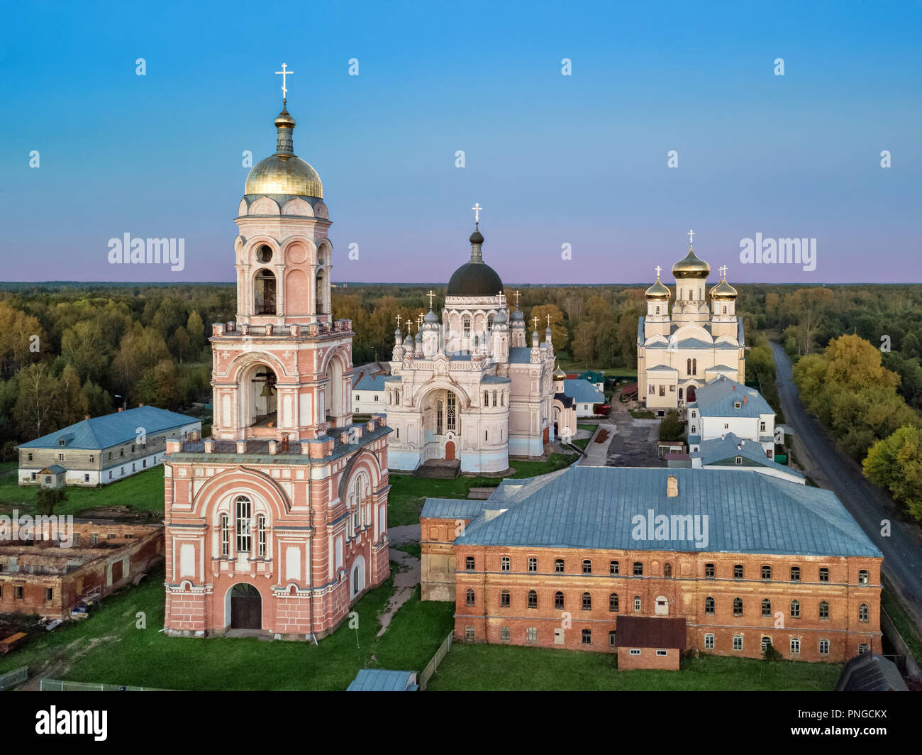 Vista aerea di Kazansky monastero femminile in Vyshny Volochyok, Oblast di Tver, Russia Foto Stock