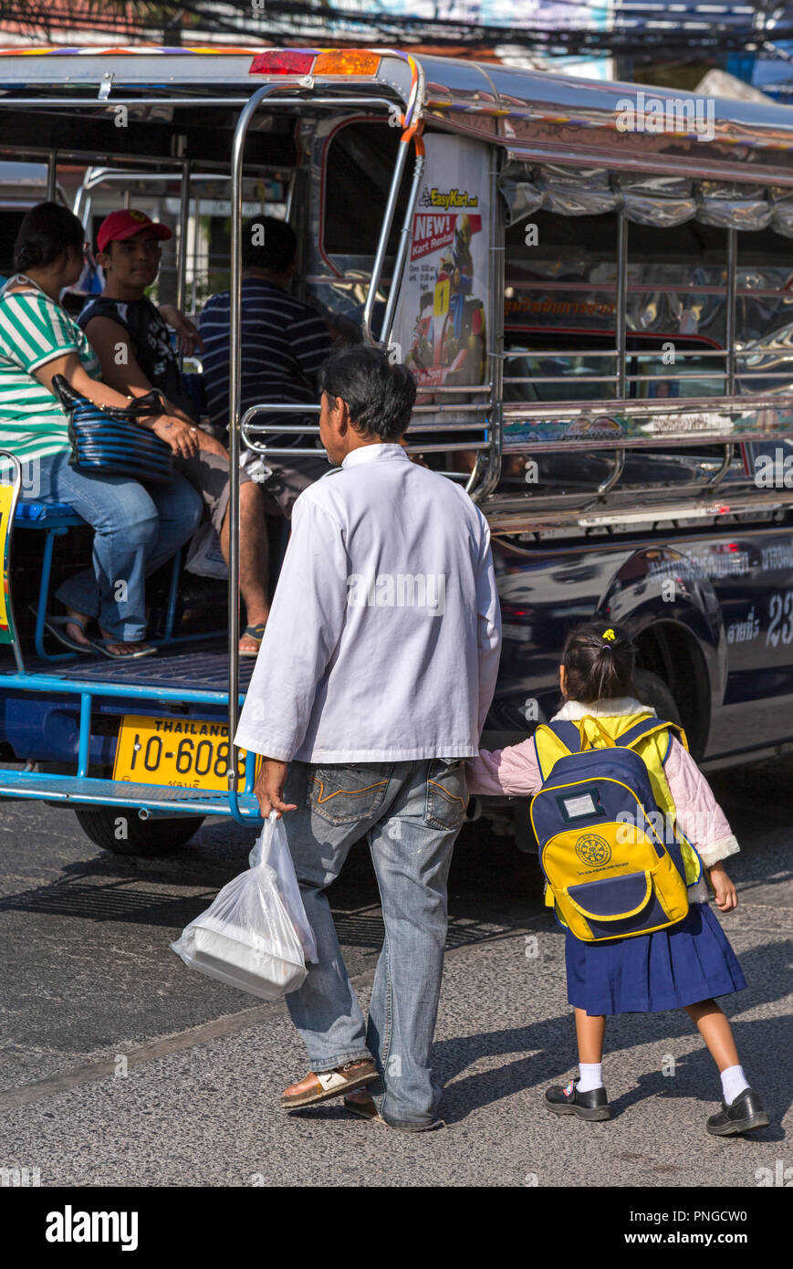 Songthaew taxi e i passeggeri, Pattaya, Thailandia Foto Stock