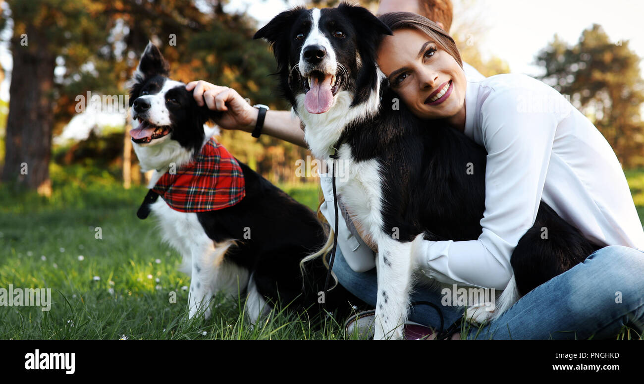 Bella donna e cane godendo il loro tempo nella natura Foto Stock