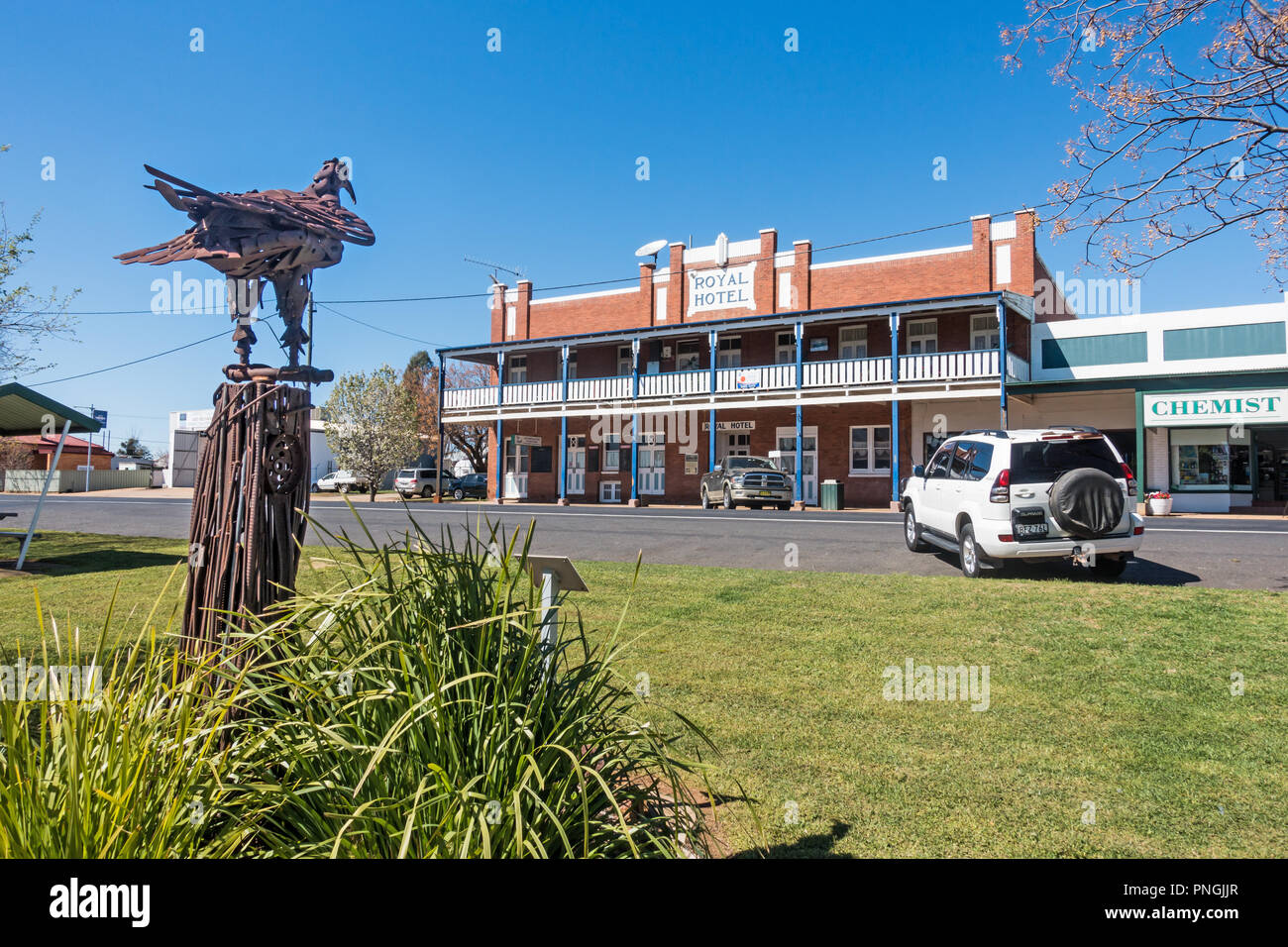 Royal Hotel,Dunedoo, Central West Wales Australia con la scultura di metallo di un aquila in primo piano. Foto Stock