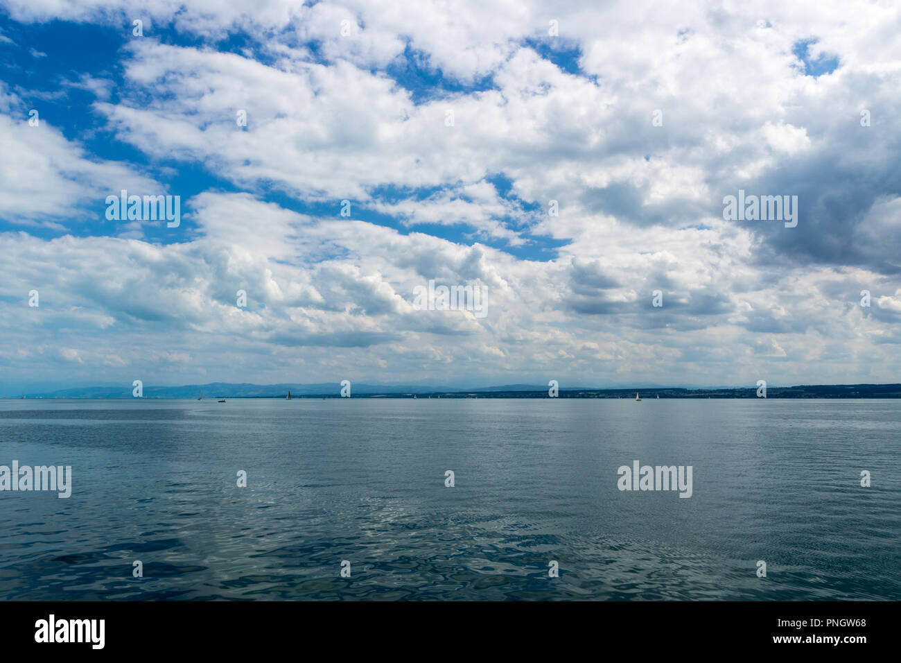 Magica atmosfera sul lago silenzioso in estate Foto Stock