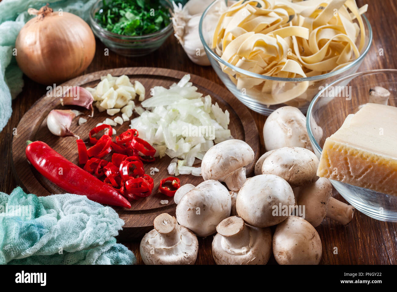 Ingredienti pronti per preparare tagliatelle con champignon in sugo di funghi Foto Stock