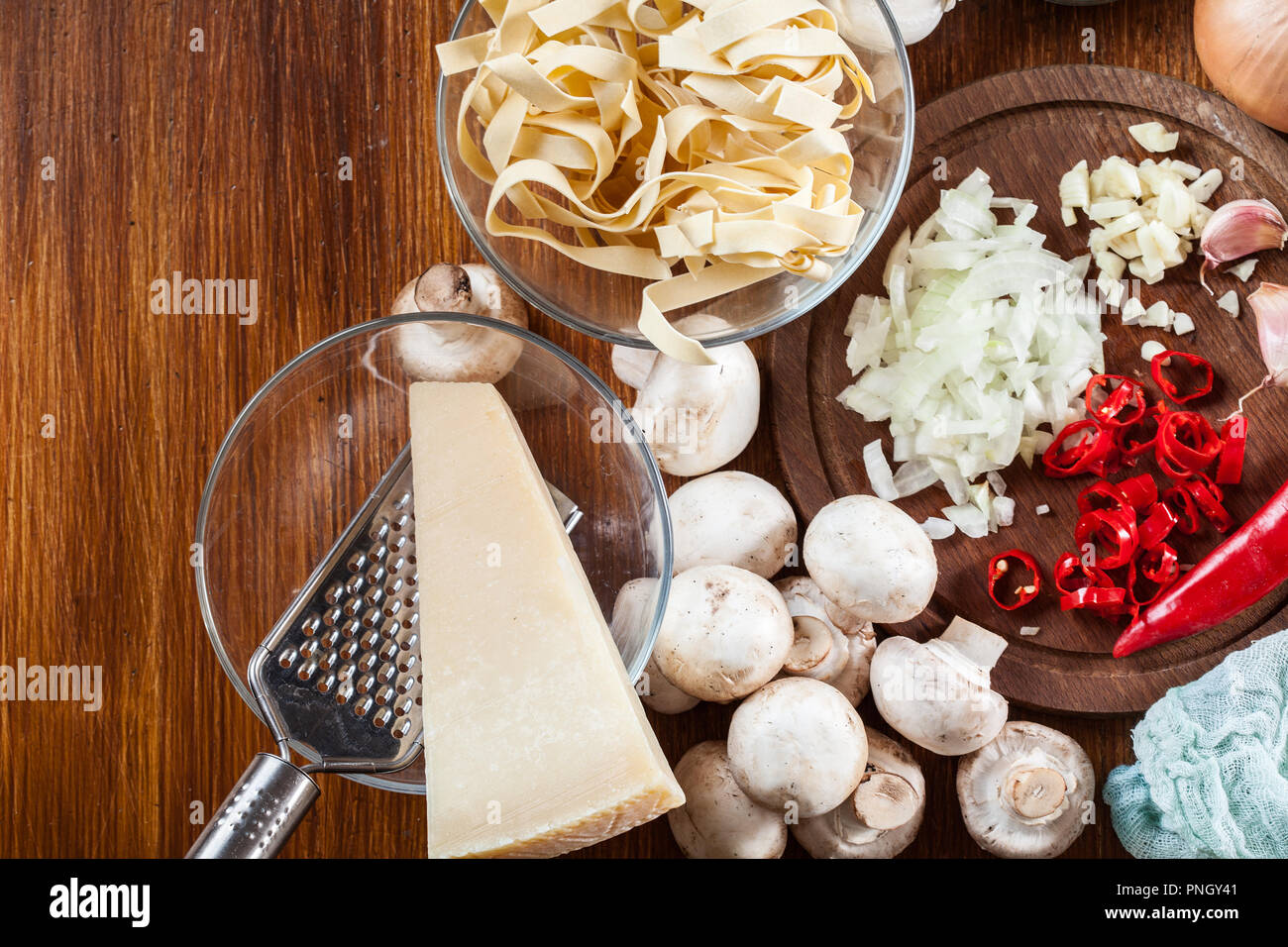 Ingredienti pronti per preparare tagliatelle con champignon in sugo di funghi. Vista superiore Foto Stock