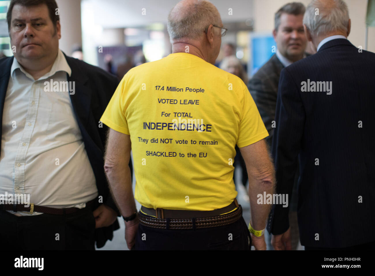 I delegati arrivano all'Ukip conferenza annuale presso il Centro Convegni Internazionale di Birmingham. Foto Stock