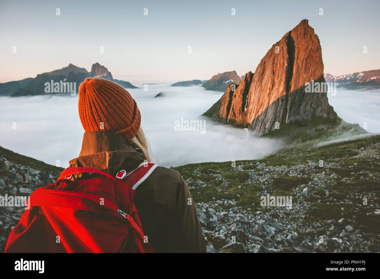 Turista con zaino godendo di vista outdoor adventure in Norvegia vacanze attive in viaggio lifestyle tramonto Segla mountain Foto Stock