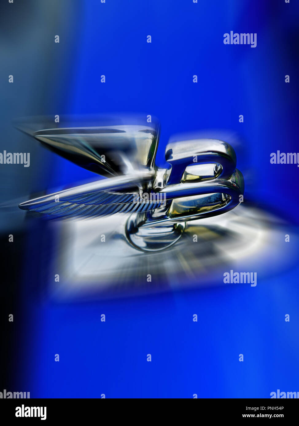 Blu Vintage Bentley auto con logo cromato in movimento Foto Stock