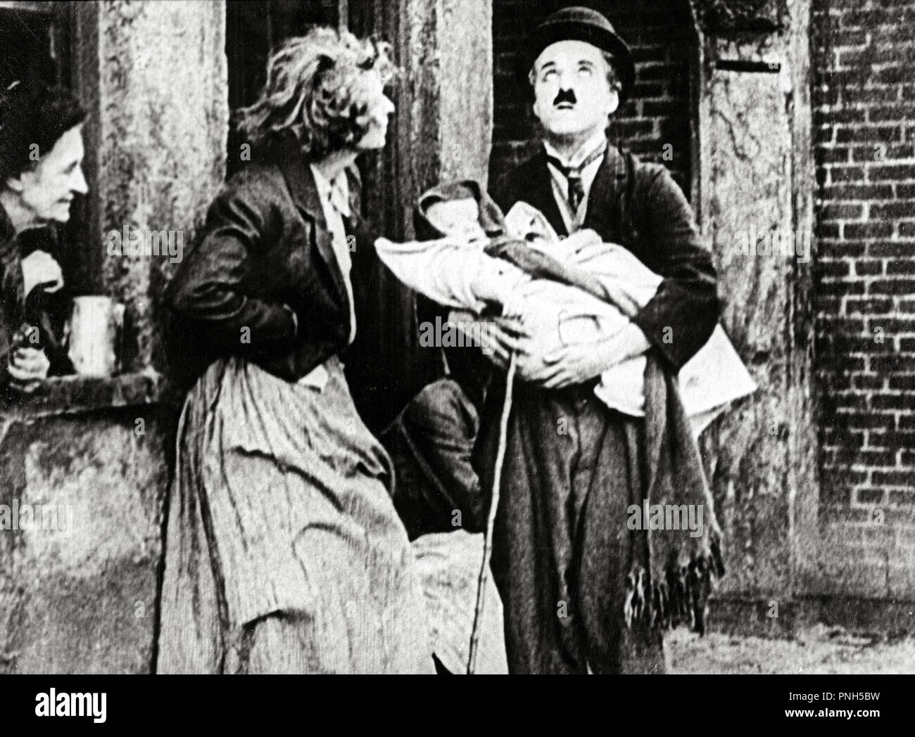 Pellicola originale titolo: il bambino. Titolo inglese: il bambino. Anno: 1921. Direttore: Charlie Chaplin. Stelle: Charlie Chaplin. Credito: prima nazionale / Album Foto Stock