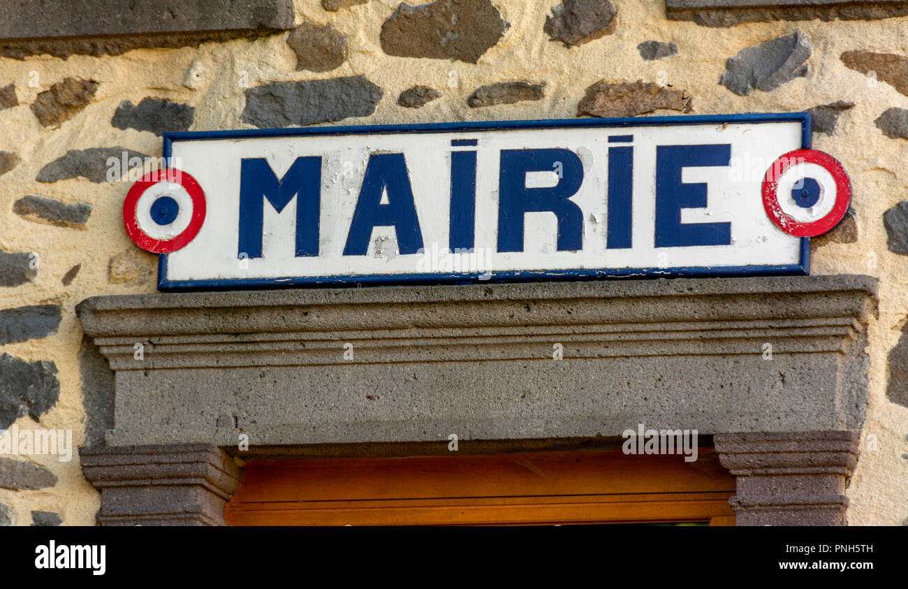 Città francese hall (mairie) in un villaggio, Puy de Dome, Auvergne Rhone Alpes, Francia Foto Stock