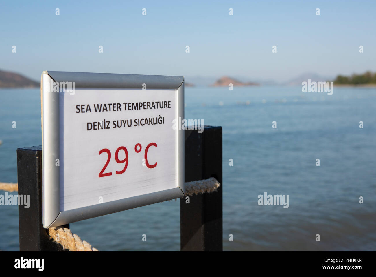 Sign in Inglese e turco che mostra la temperatura di acqua di mare Foto Stock