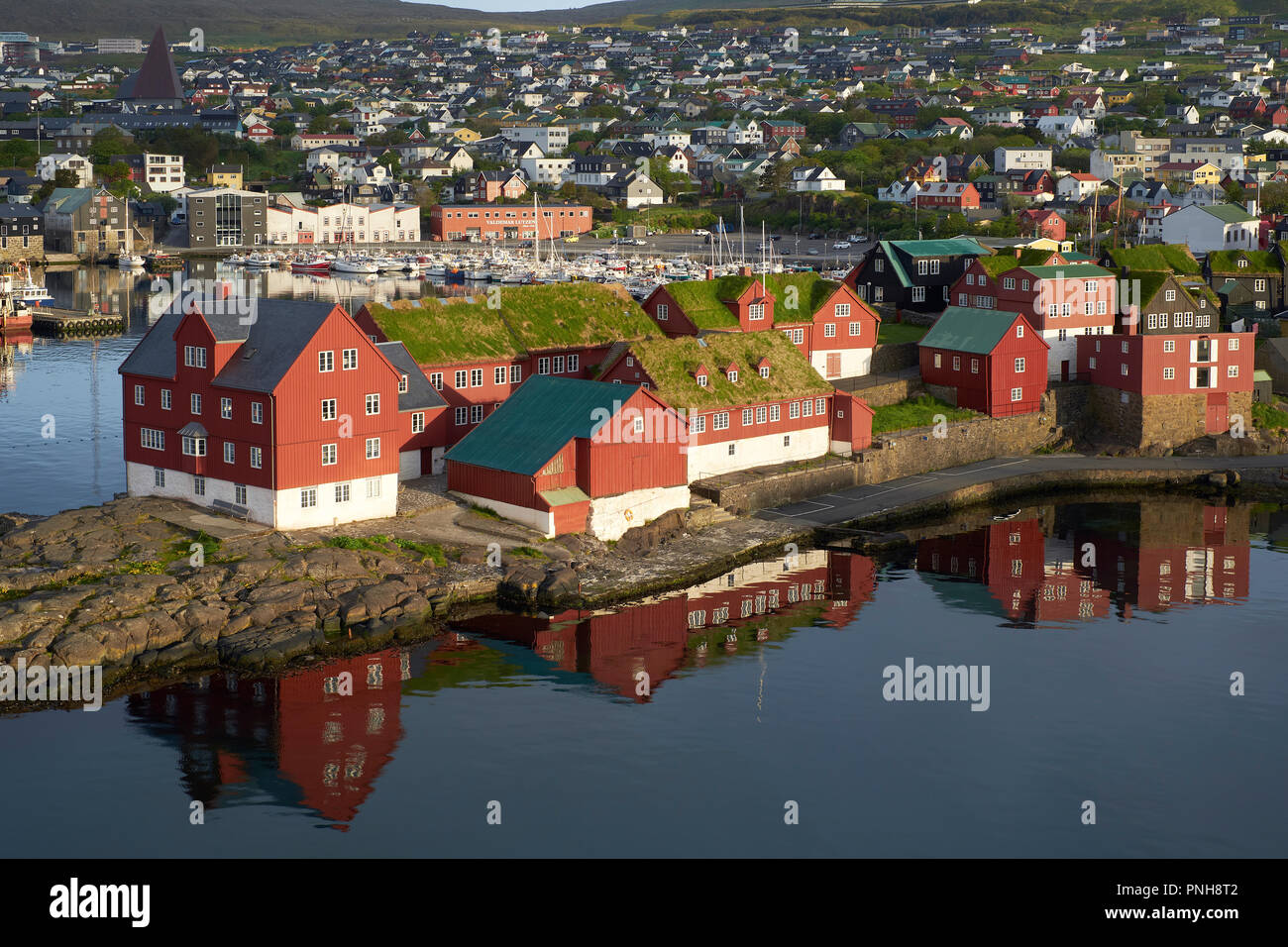 Tinganes la storica sede del governo delle Isole Faerøer e il porto di Tórshavn la capitale e la città più grande delle isole Faerøer. Foto Stock