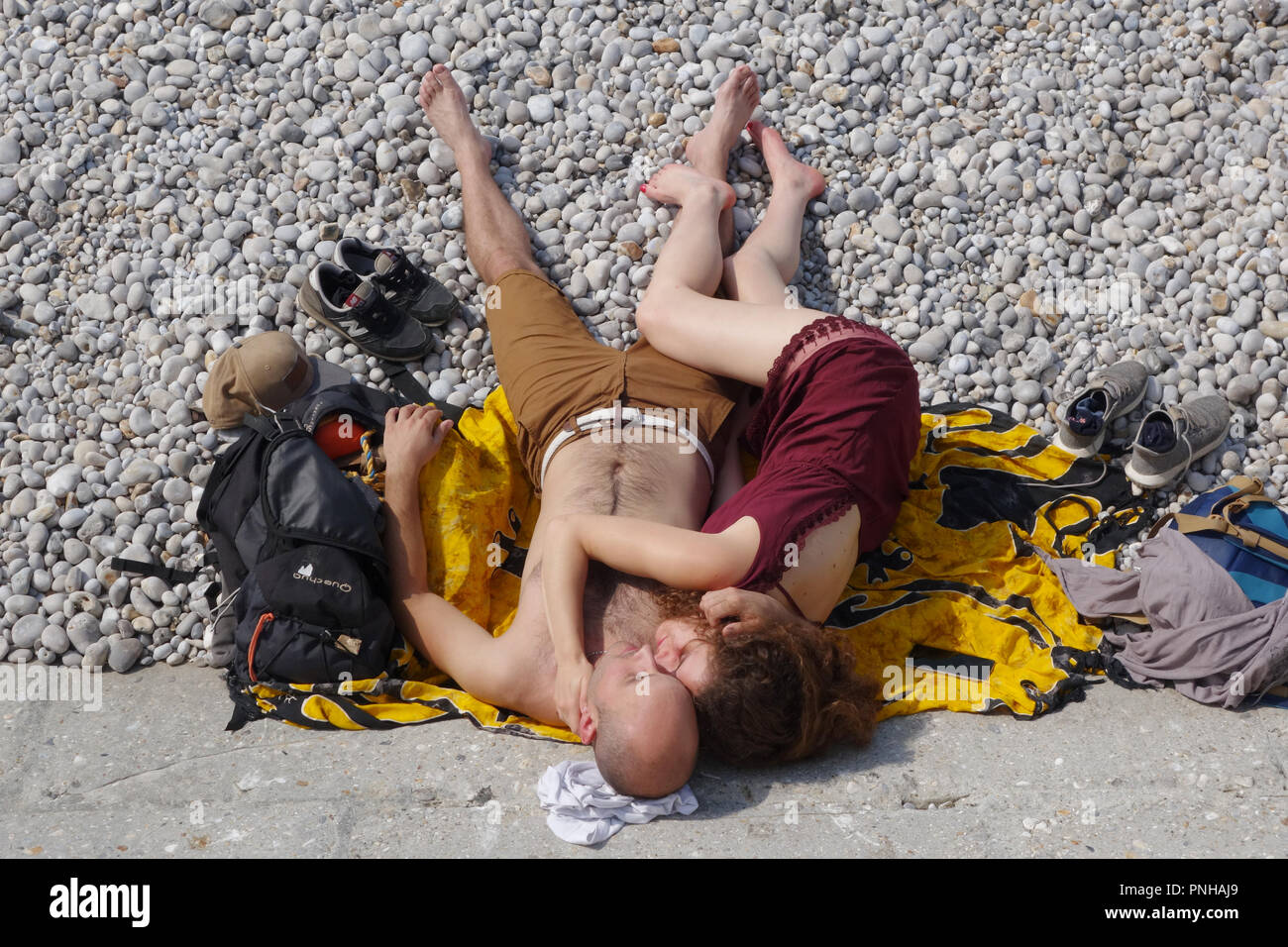 Amare giovane sulla spiaggia di Etretat, Normandia Francia Foto Stock