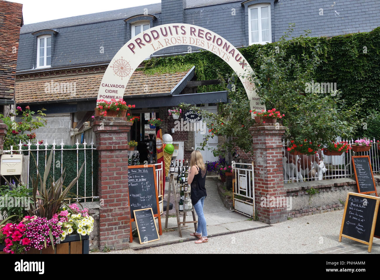 La Rose des Vents, locale negozio di vendita di prodotti regionali in Etretat, Francia Foto Stock