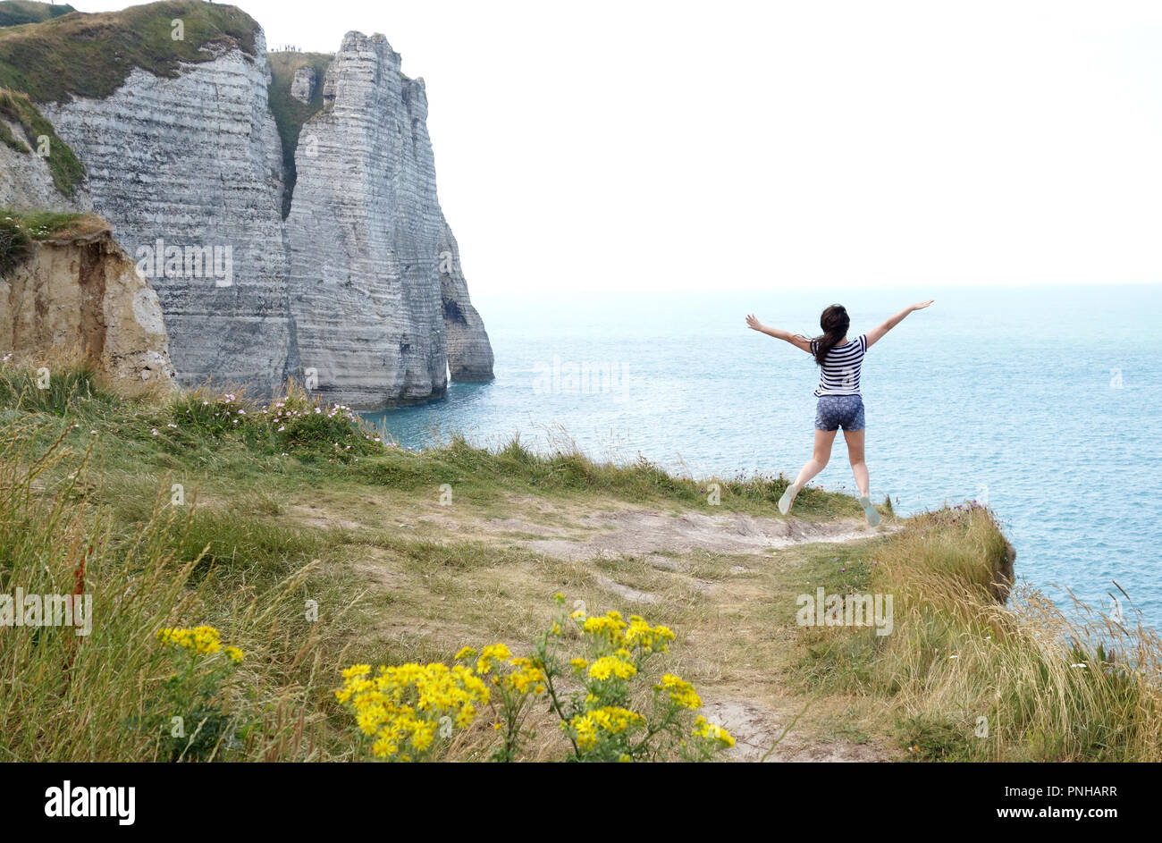 Giovane donna godendo la vista a porte d'Aval, Etretat , Normandia Francecopyspace Foto Stock