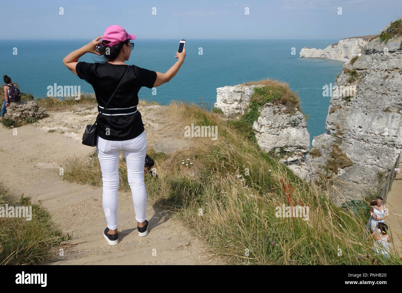 Tenendo selfies a Porte d'Aval, Etretat Normandia Francia Foto Stock
