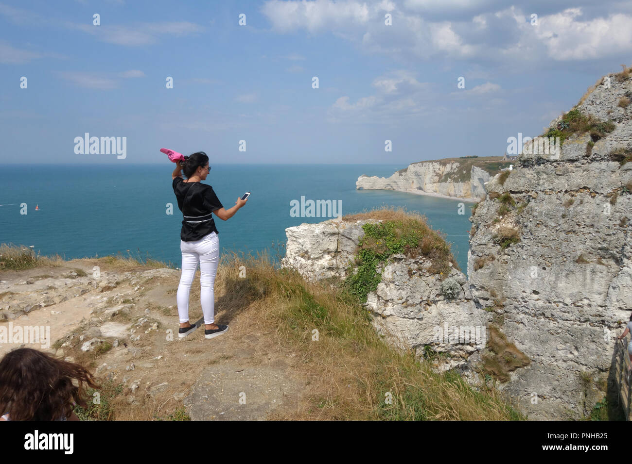 Tenendo selfies a Porte d'Aval, Etretat Normandia Francia Foto Stock