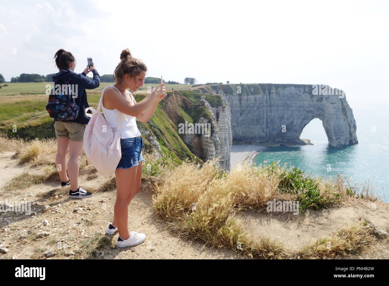 Tenendo selfies a Porte d'Aval, Etretat Normandia Francia Foto Stock