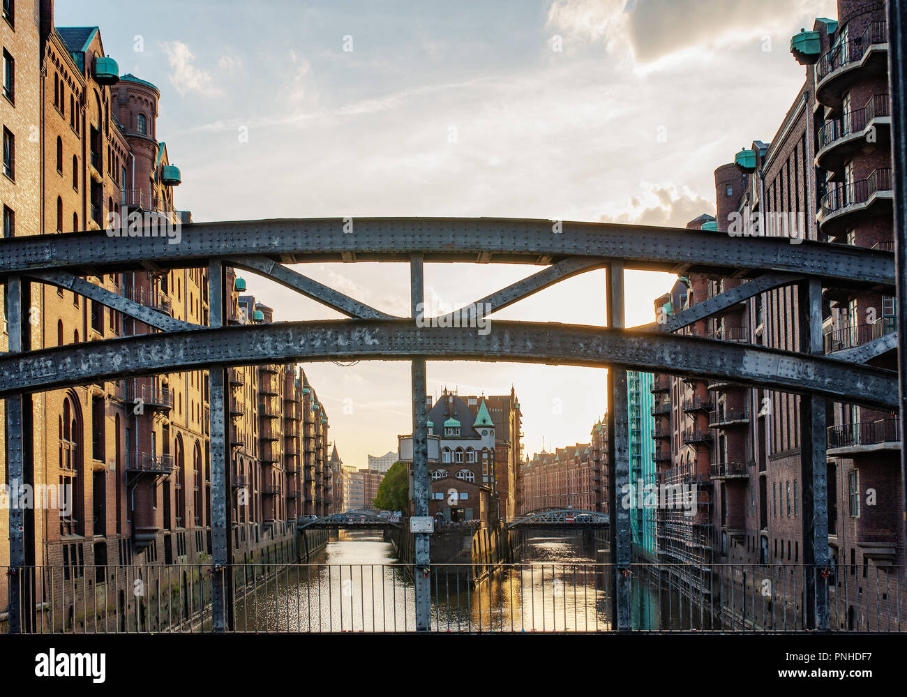 Famoso storico distretto Warehouse Speicherstadt di Amburgo, Germania nella luce del sole serale Foto Stock