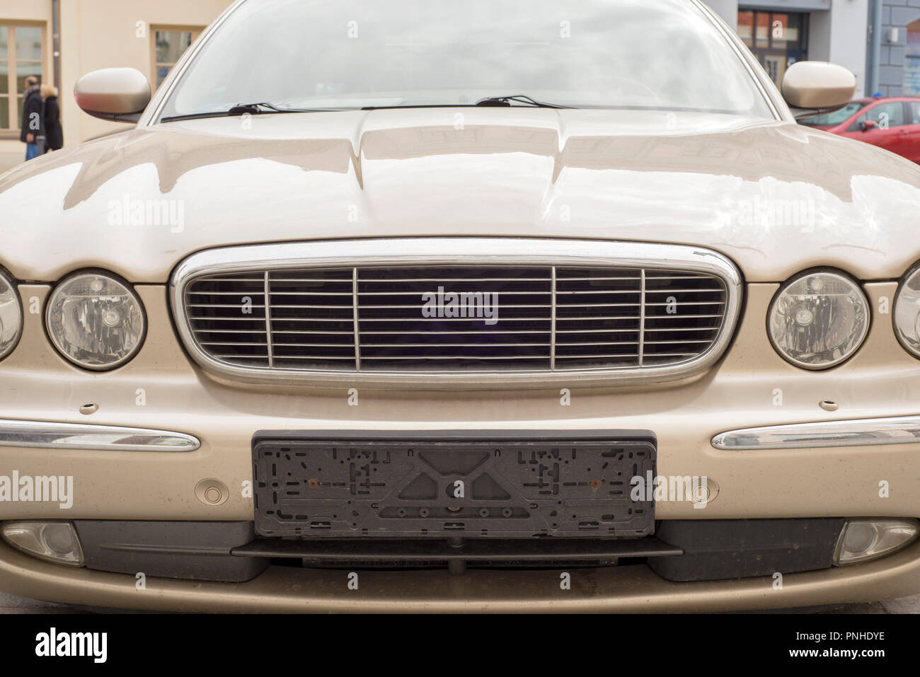 Close up beige anteriore auto senza numero di targa. Foto Stock