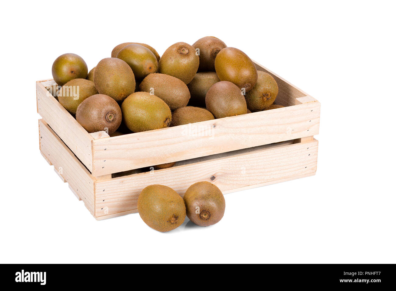 Scatola di legno riempita con molti mature e fresche kiwi e due frutti interi di fronte ad esso isolato su sfondo bianco Foto Stock