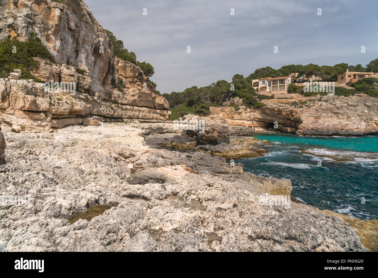 Felsige Küste bei Santanyí, Mallorca, Balearen, Spanien | costa rocciosa vicino a Santany, Maiorca, isole Baleari, Spagna, Foto Stock
