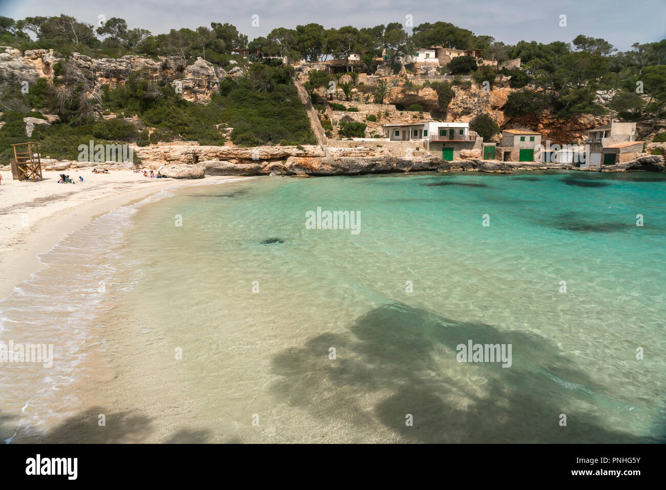 Fischerhütten an der Küste, Cala Llombards bei Santanyí, Mallorca, Balearen, Spanien, Europa | cabine di pesca sulla costa, Cala Llombards vicino a Santa Foto Stock