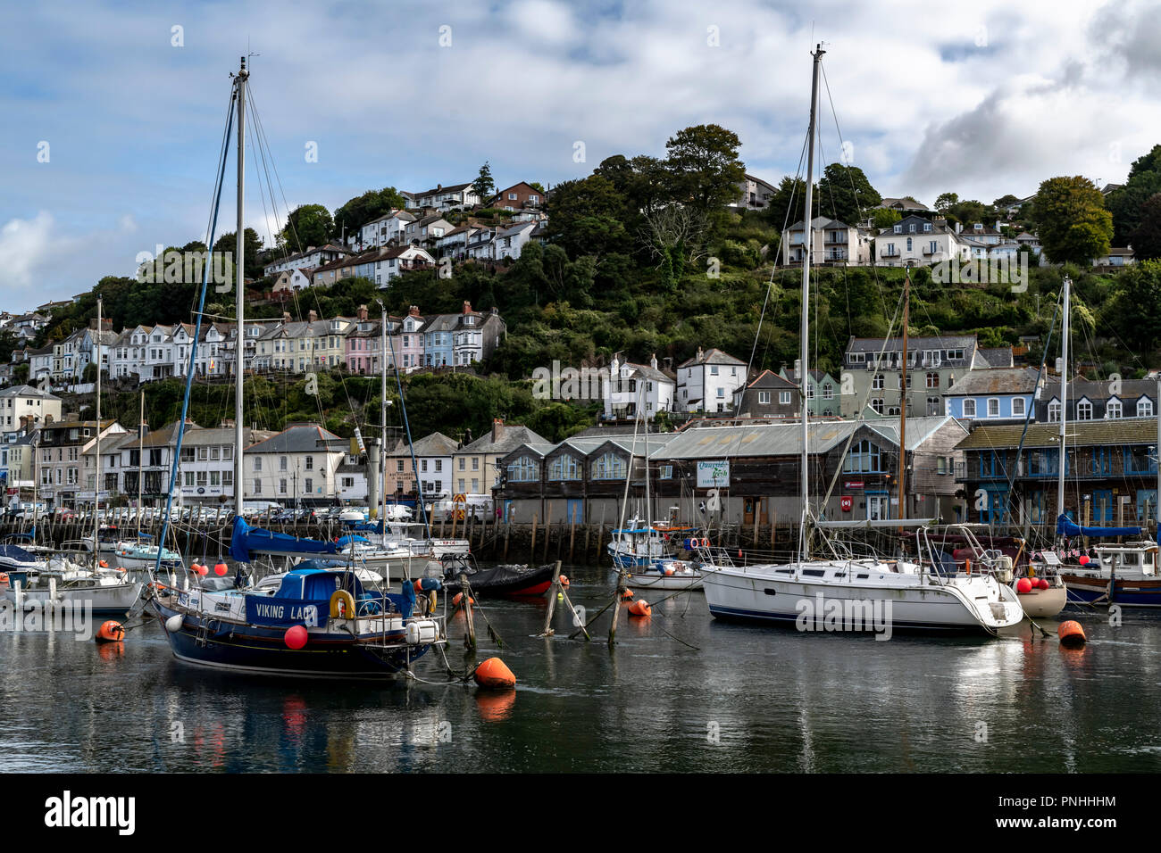 LOOE, Cornwall, England, Regno Unito - 10 Settembre 2018: La città di Looe estuario in alta marea con la pesca barche e yacht. Looe molto popolare di porto di pesca Foto Stock