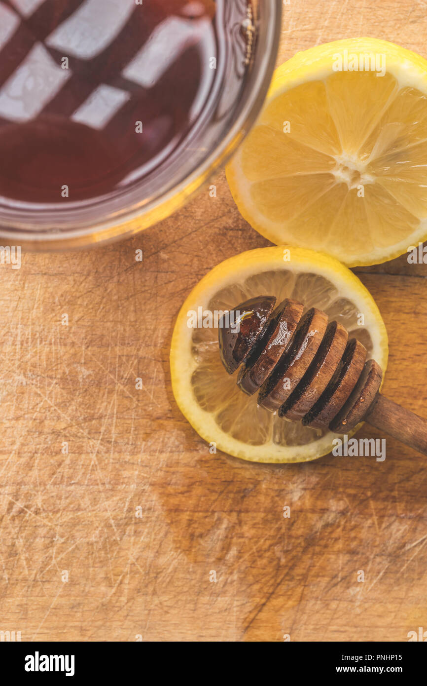 Naturale di trattamento a freddo e rimedi su sfondo di legno. Il tè caldo con organici di limone e il miele. Foto Stock