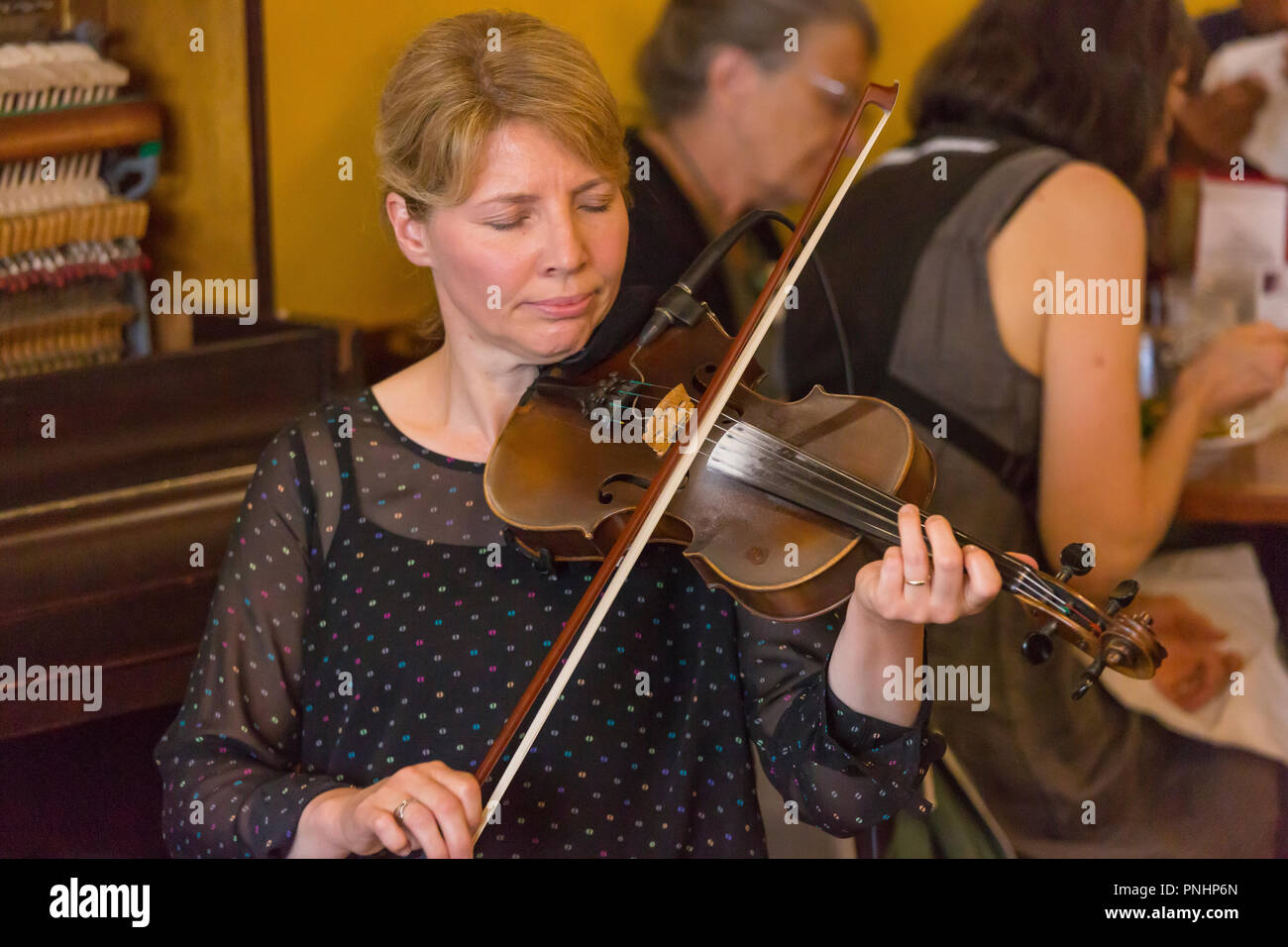 MABOU, Cape Breton, Nova Scotia, Canada - musica folk tradizionale in colore rosso pattino Pub. Foto Stock