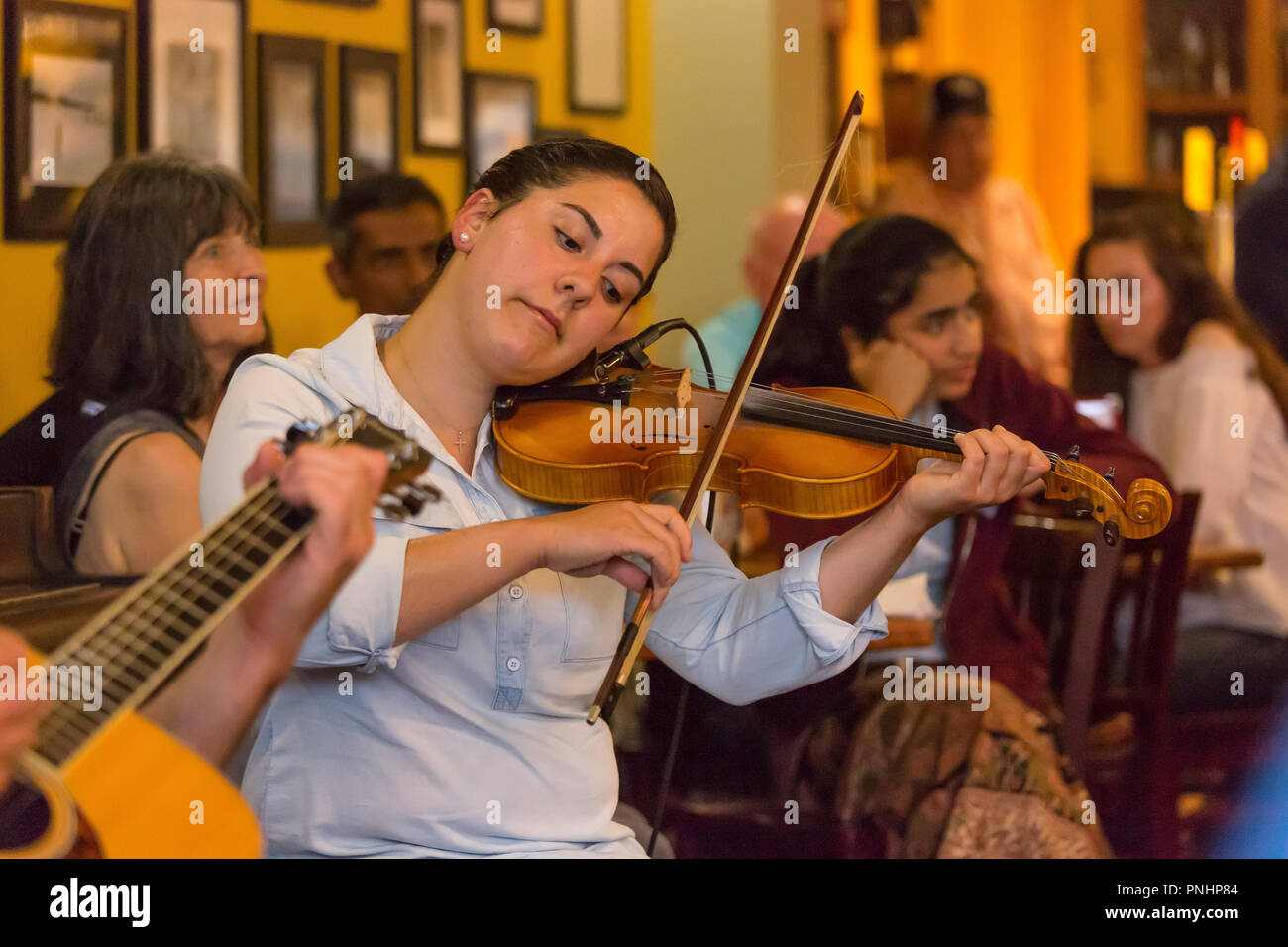 MABOU, Cape Breton, Nova Scotia, Canada - musica folk tradizionale in colore rosso pattino Pub. Foto Stock
