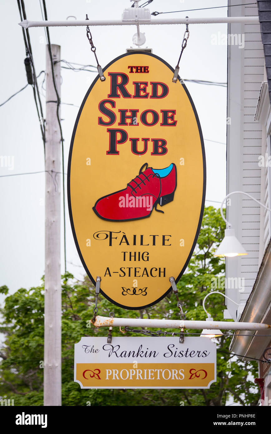 MABOU, Cape Breton, Nova Scotia, Canada - segno per il colore rosso pattino Pub. Foto Stock
