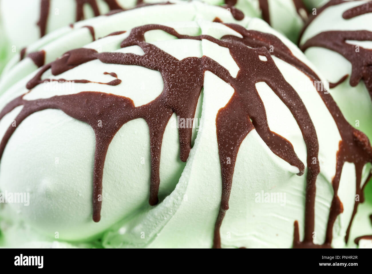 Gelato al pistacchio versata con il cioccolato. Foto ad alta risoluzione. Foto Stock