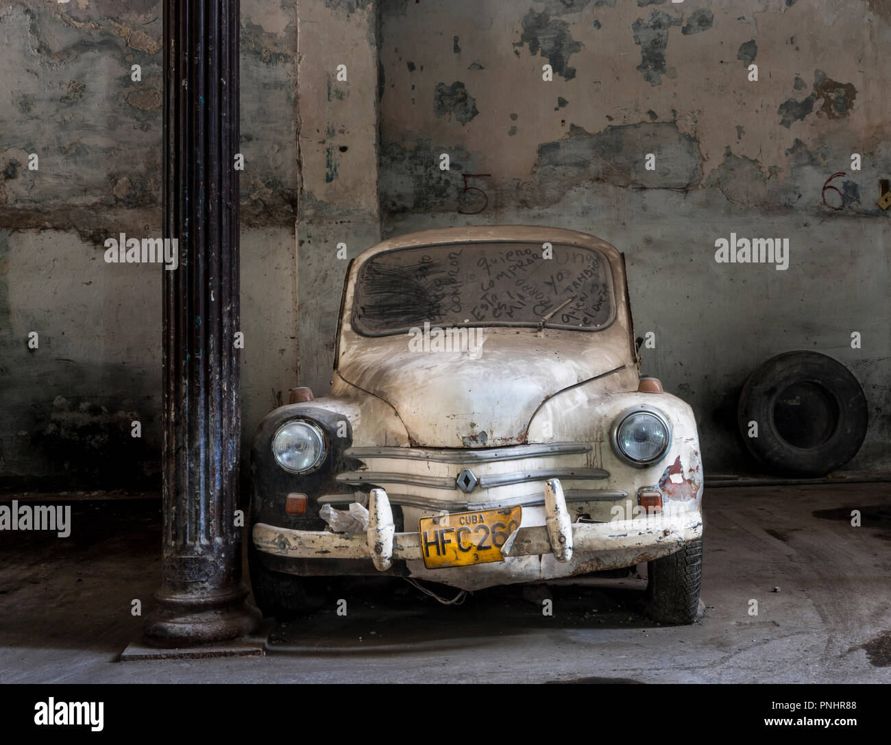 L'Avana, Cuba. 14 Giugno, 2011. Un classico Renault 4 CV parcheggiato in un garage a l'Avana, Cuba. Foto Stock
