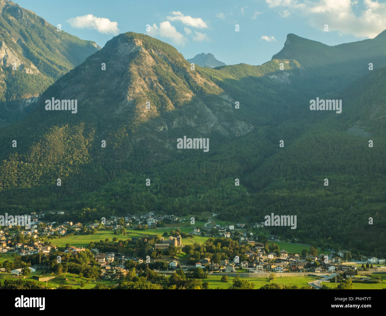 Valle d'Aosta NW Italia che si affaccia sulla città di Fenis e il suo castello. Foto Stock