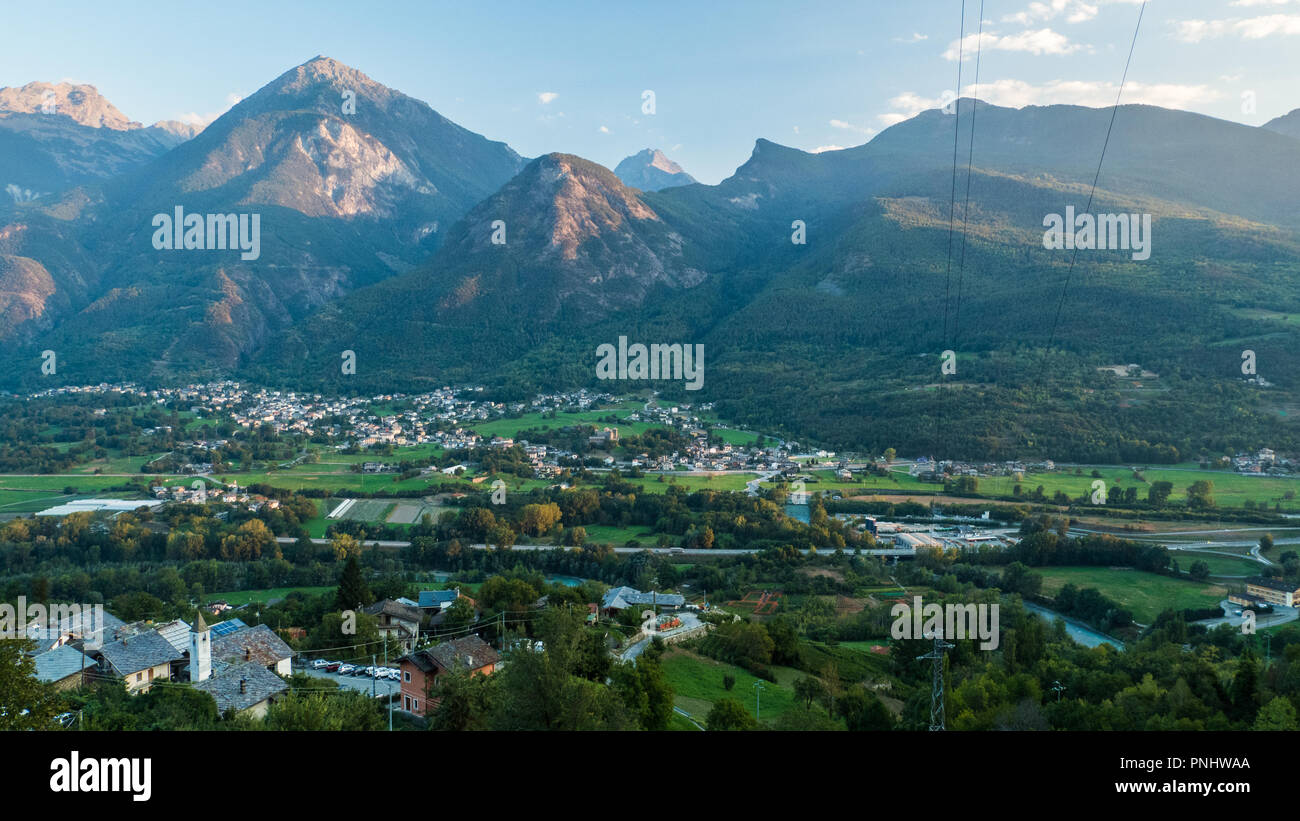 Valle d'Aosta NW Italia che si affaccia sulla città di Fenis e il suo castello. Foto Stock