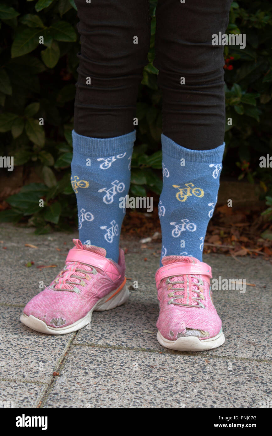 Ragazza di indossare i calzini sopra i pantaloni per tick bite prevenzione, per proteggere i bambini dalle malattie di Lyme e altri tick infezioni a carico Foto Stock