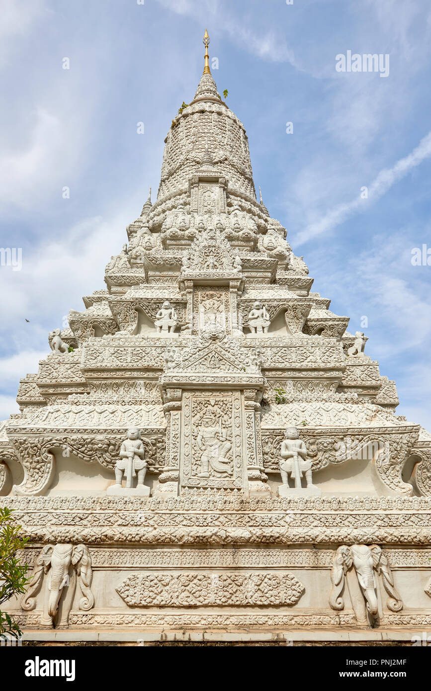 Bassa angolazione di fortemente ornato Pagoda d'argento all'interno del Royal Palace complesso in Phnom Penh Cambogia. Foto Stock