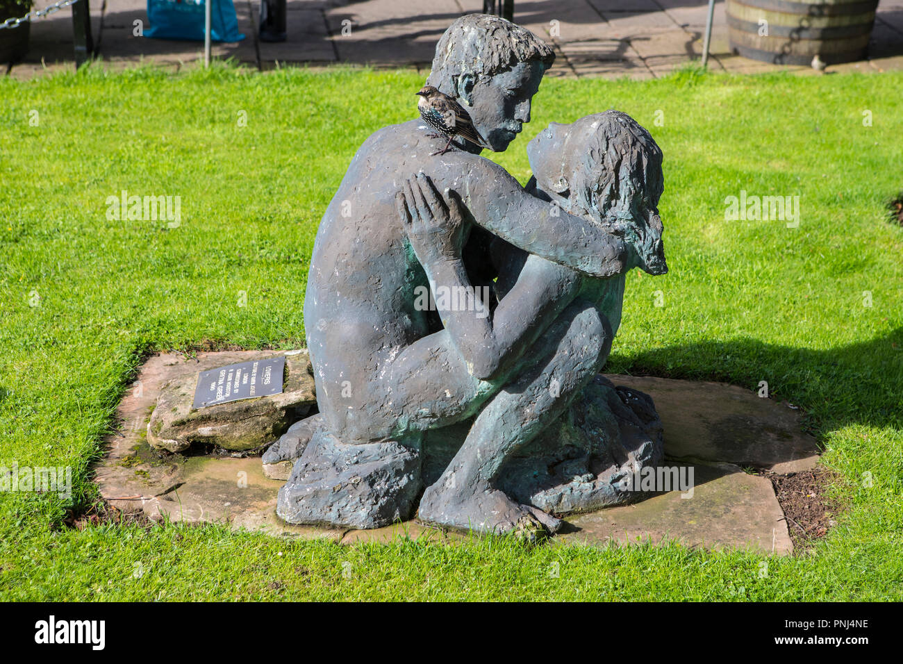 Gretna Green, Scozia - Agosto 24 2018: una scultura raffigurante due amanti presso la storica Gretna Green in Scozia - famoso per runaway matrimoni. Foto Stock