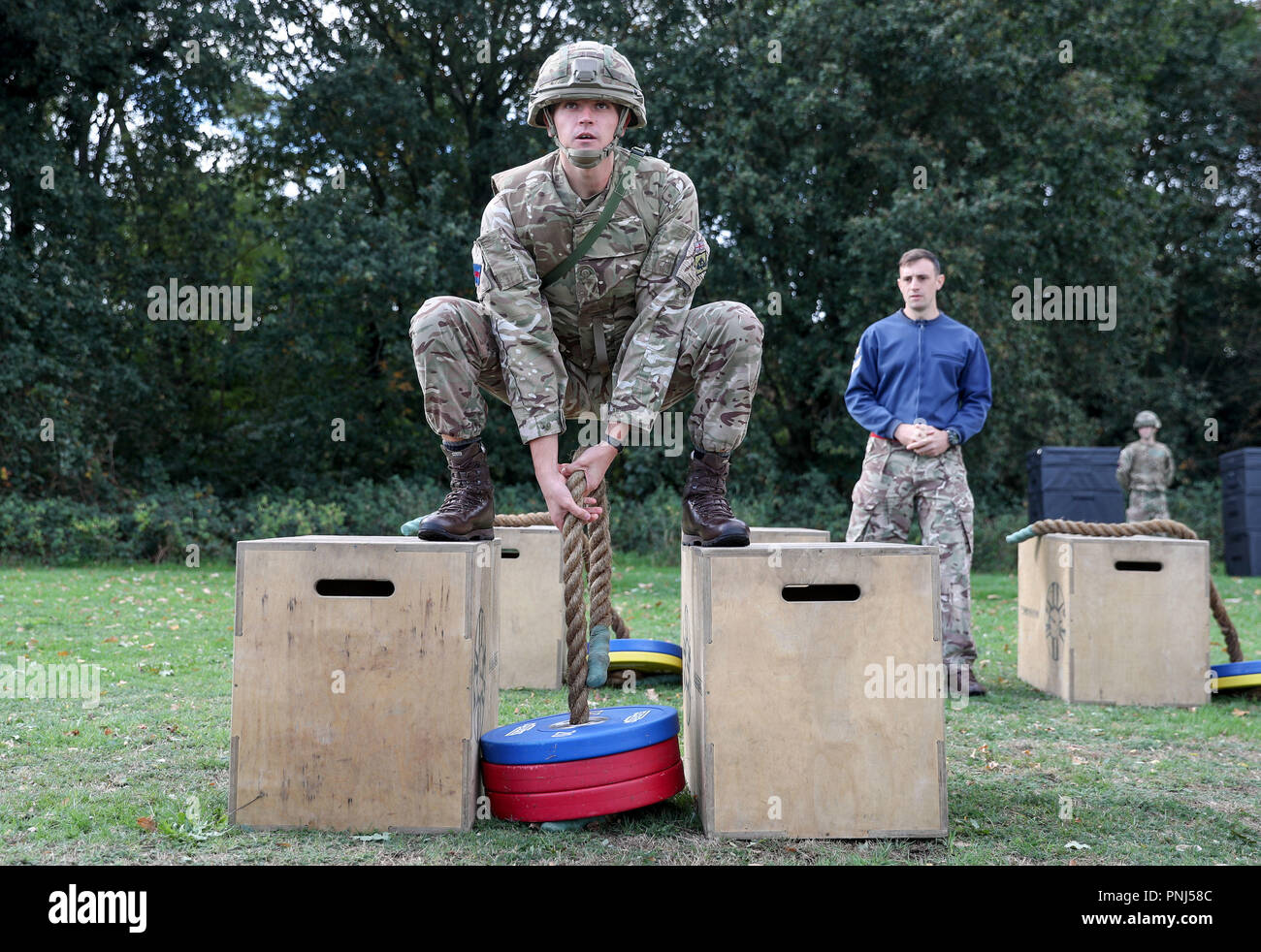 I soldati dimostrano la fase di estrazione del veicolo in caso di incidente nel British Army New Physical Employment Standards (Fitness Tests) per i soldati di combattimento ravvicinato alla Royal Army Physical Training Corps School di Aldershot. Foto Stock