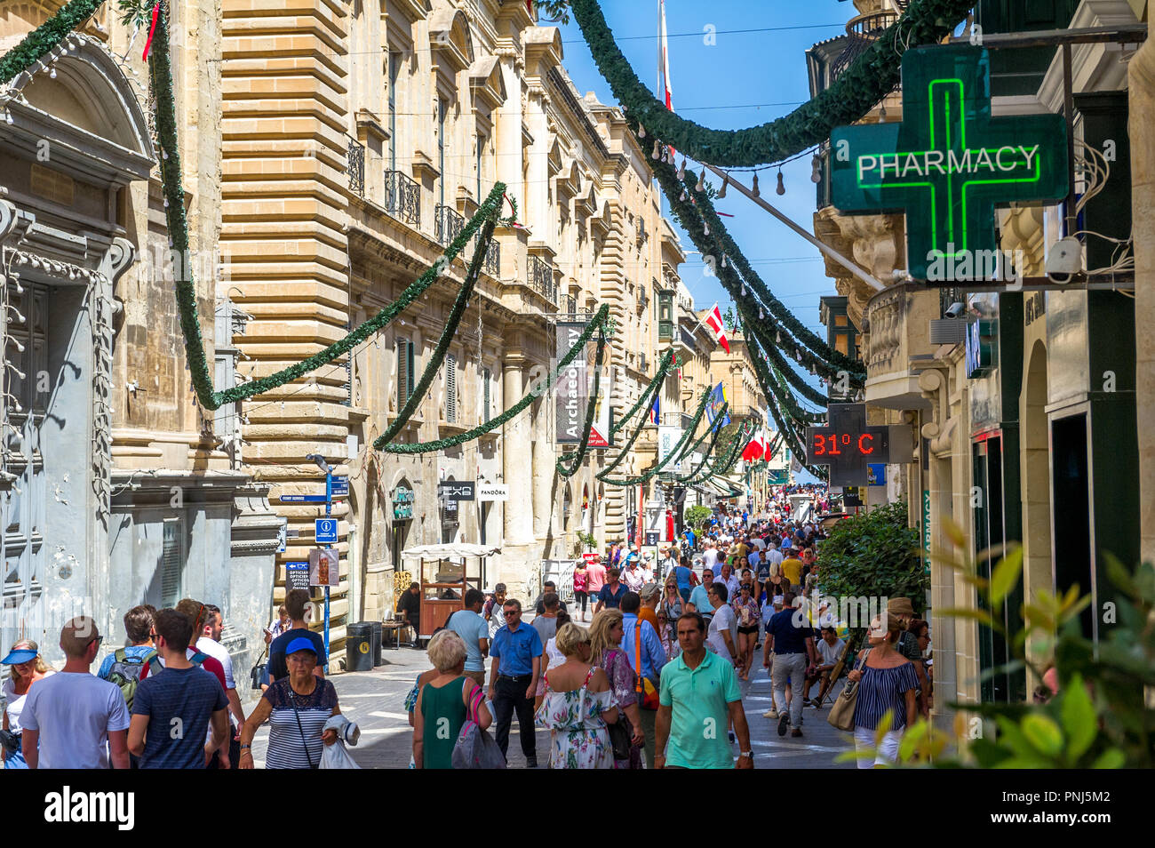 31 gradi centigradi di temperatura su un giorno estati nella strada Maltese su Malta. Foto Stock