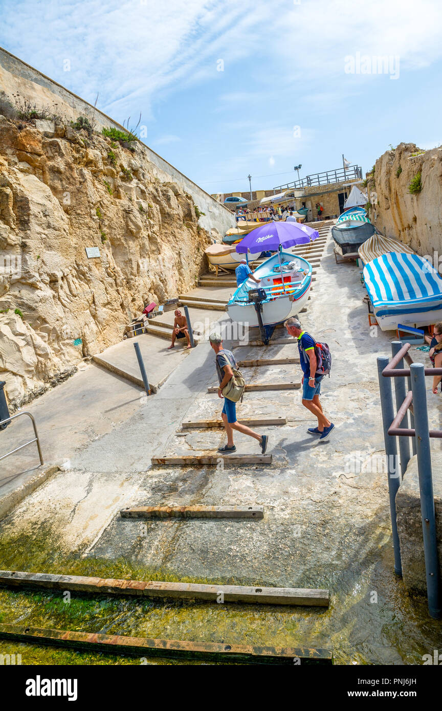 Piccole imbarcazioni usate per trasportare i turisti per la Grotta Blu trasportato fino a un secco harour. Foto Stock
